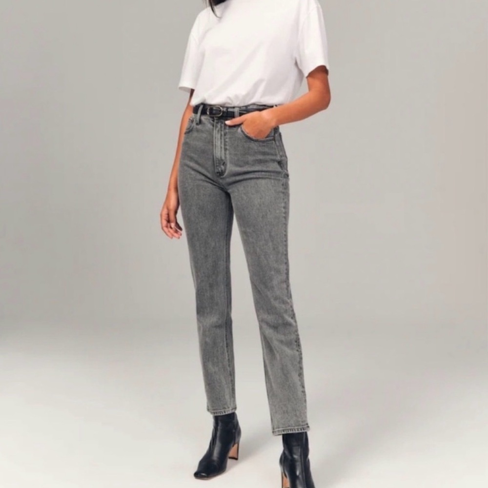 Abercrombie & Fitch- Ultra High Rise Ankle Straight Jean in Gray Wash Size 4s